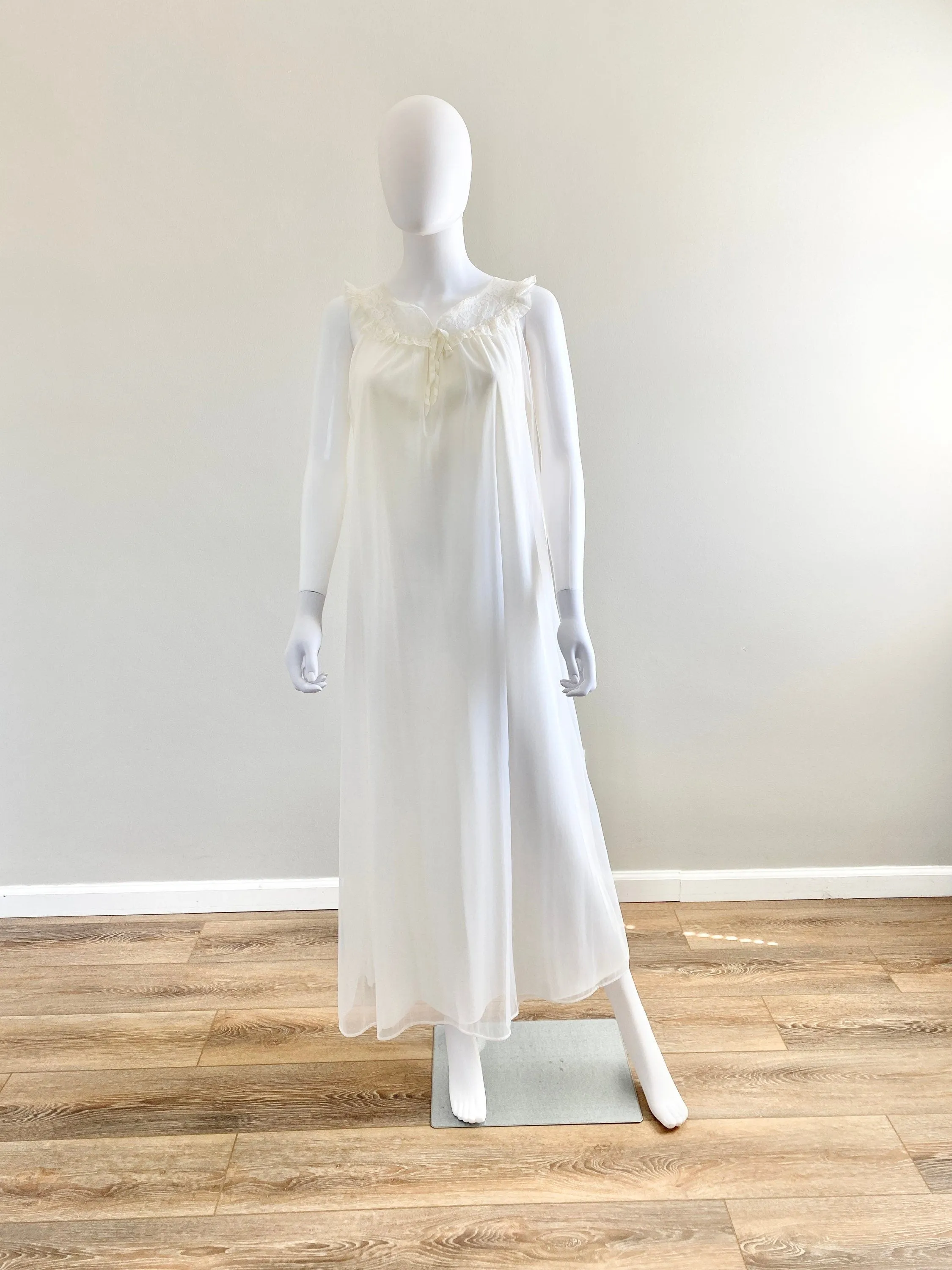 Chic Vintage 1970s Sheer Nightgown and Robe Set - Elegant 70s Lingerie - Plus Size L/XL